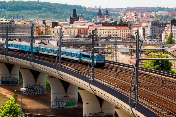 Блакитного Поїзда Мосту Празі Чехія Переглянути Старому Місті Позаду Сучасних — стокове фото