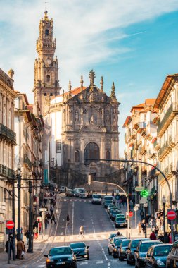 Porto, Portekiz şehirde Clerigos sokaktan Torre dos Clrigos, göster.