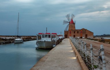 Sicilya'nın simge yapıları - Marsala, İtalya'da tuz tavaları ve yel değirmenleri 