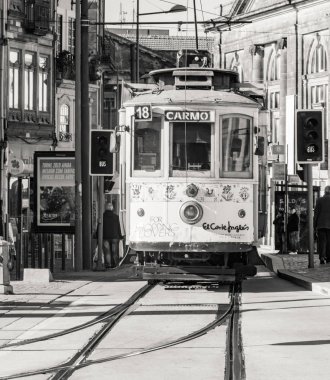 Porto, Portekiz sokakta eski tramvay-görüntü siyah beyaz