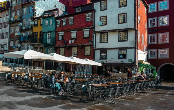 Kolorowe Domy Kawiarnie Świeżym Powietrzu Zabytkowym Placu Ribeira Porto Popularne — Zdjęcie stockowe
