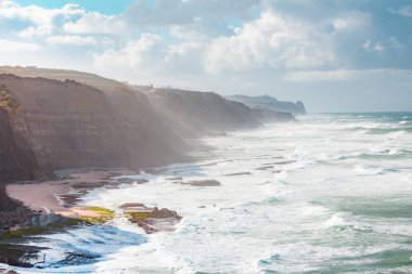 Gün ışığında Praia Sao Juliao Plajı. Okyanusta fırtına ve büyük dalgalar. Portekiz, Sintra
