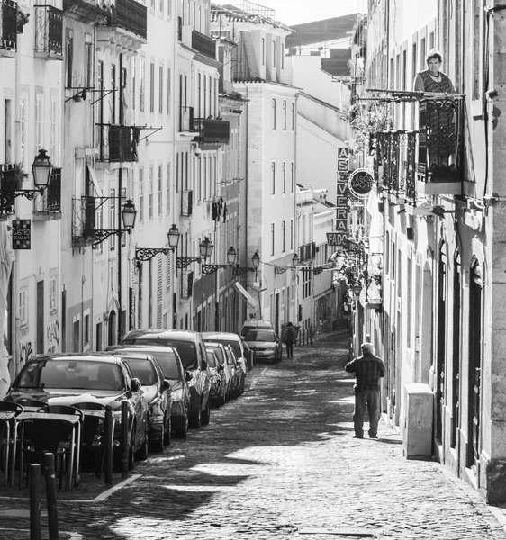 Foto Blanco Negro Portugueses Calle Estrecha Mujer Balcón Lisboa Portugal — Foto de Stock