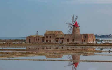 Sicilya'nın simge yapıları - Marsala, İtalya'da tuz tavaları ve yel değirmenleri 