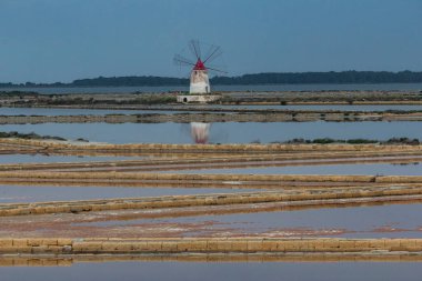 Sicilya'nın simge yapıları - Marsala, İtalya'da tuz tavaları ve yel değirmenleri 