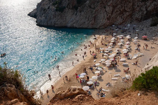  Sahilden manzaraya bak. Denizde yüzen insanlar. Kas ve Kalkan arasındaki Kaputas Sahili 'nin üst manzarası. Türkiye
