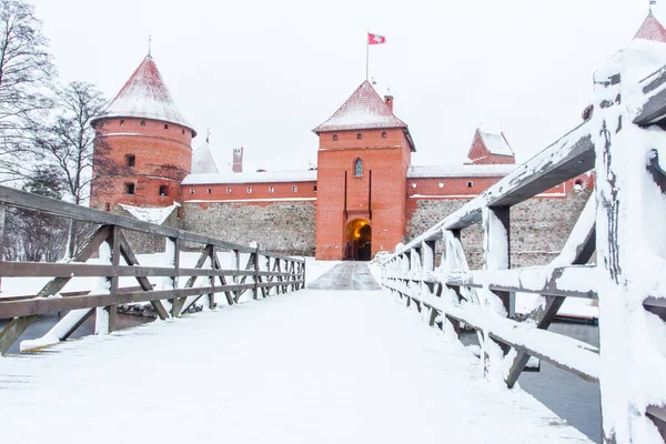 Castillo Isla Trakai Lituania Vista Exterior Desde Puente Madera Que —  Fotos de Stock