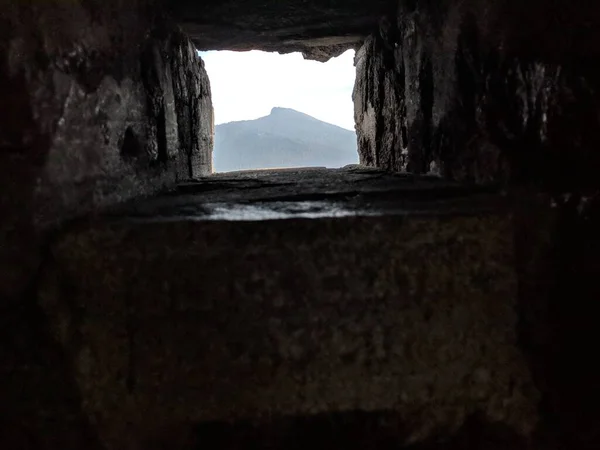 Berggipfel Blick Durch Steinfenster — Stockfoto