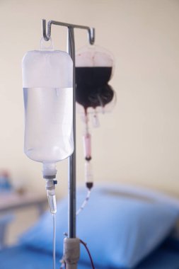 Aynı grupta kan bağışında bulunmak isteyen hastaların damarlarına kan hazırlamak için hastanedeki çelik bir direğe asılı duran tıbbi laboratuardan yedek kan torbaları.