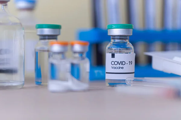 Der Covid19 Doz Auf Dem Tisch Neuartiges Covid19 Impfstoffkonzept Stockfoto