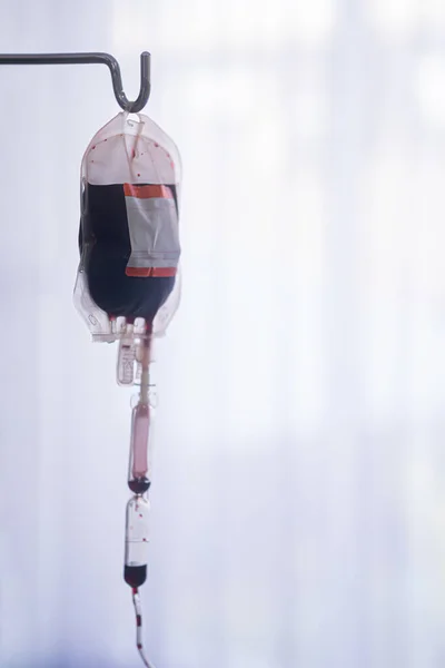 Ersatzblutbeutel Aus Dem Medizinischen Labor Die Einer Stahlstange Krankenhaus Hängen lizenzfreie Stockbilder