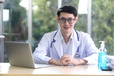 Psikiyatrist masaya oturdu ve gülümseyerek kameraya baktı.