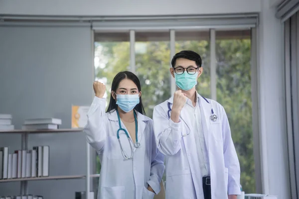 Asiatische Ärzte Machen Mut Stockfoto