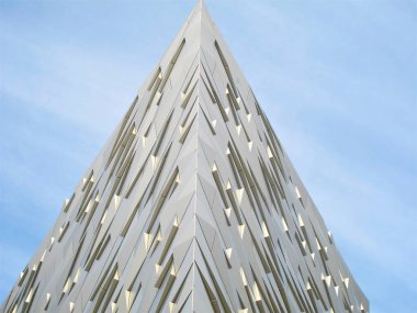 Bir binanın köşesinde.