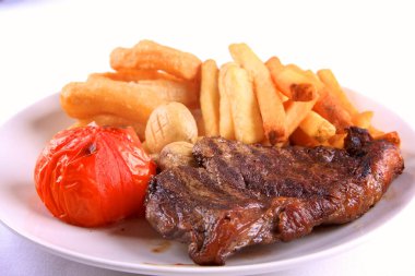 Biftek ve tüm süslemelerle.
