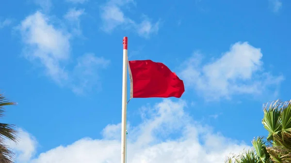 Rote Flagge Strand — Stockfoto