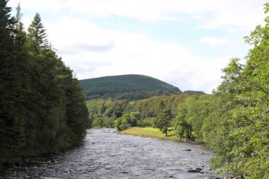İskoçya 'daki nehir ve tepelerin manzarası