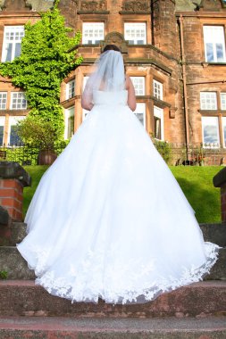 Tam boy gelinlik fotoğrafı.