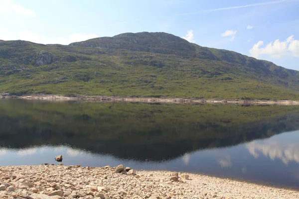 Colina Que Refleja Río —  Fotos de Stock