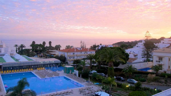 Güneş tatil köyünün üzerinden batıyor.