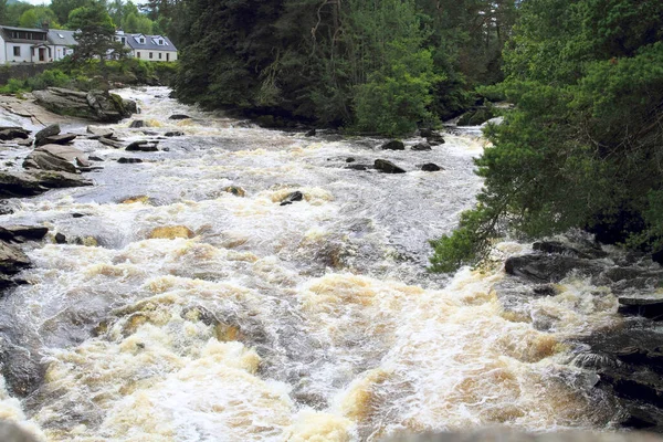 Nehirde su kabarır.
