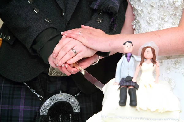 Gelin ve damat pastayı kesiyor.