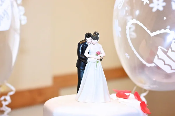 花嫁と新郎のケーキのトッパー — ストック写真