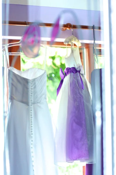 Suknie Ślubne Odbijające Się Lustra — Zdjęcie stockowe
