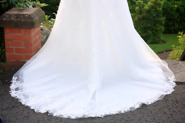 Gelinliğin alt yarısı.