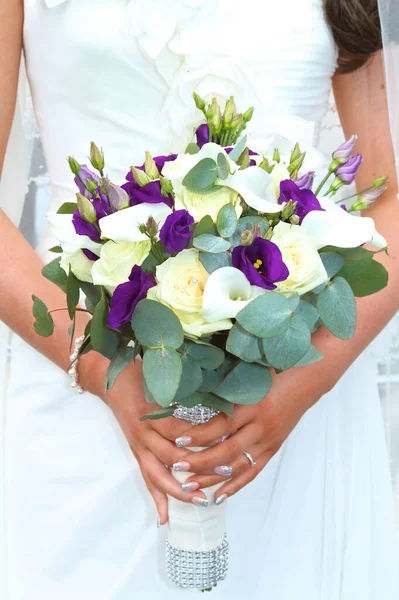 Noiva Segurando Buquê Flores — Fotografia de Stock