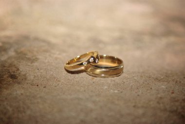 Altın alyansları kapatın.