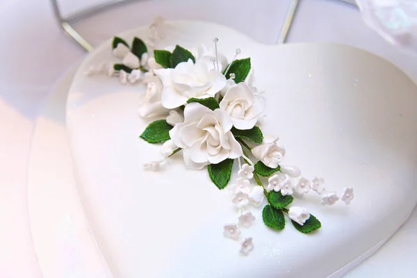 Love Heart Shaped Wedding Cake — Stock Photo, Image