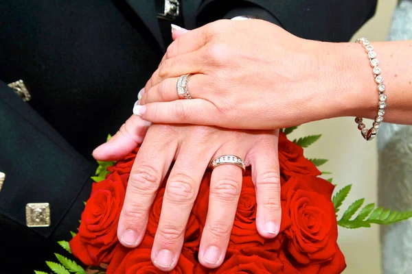 Anéis Casamento Contra Rosas Vermelhas — Fotografia de Stock