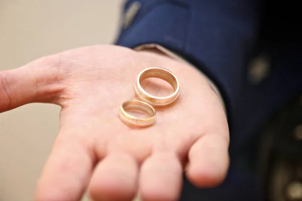 Braut Und Bräutigam Ringe Der Hand Des Bräutigams — Stockfoto