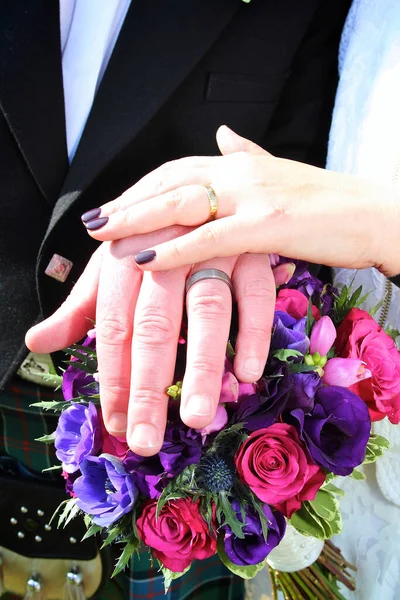 Bagues Mariée Marié Contre Les Fleurs — Photo