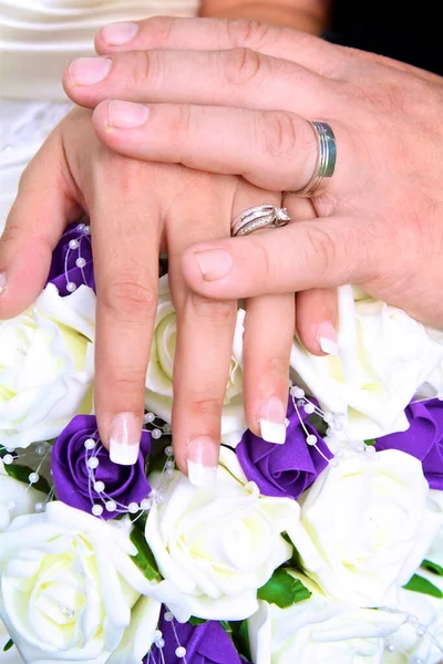 Anel Noiva Noivo Tiro Contra Flores Brancas Roxas — Fotografia de Stock