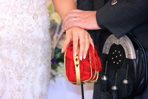Gelin ve damat yüzüğü kılıçla vuruldu.