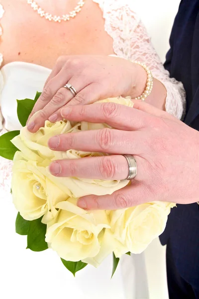 Bague Mariée Marié Tourné Contre Des Fleurs Jaunes — Photo