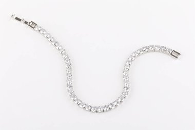 Beyaz arka plana karşı elmas bilezik