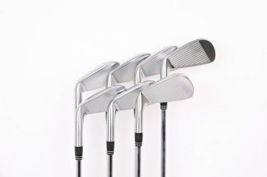 Doğruca golf demirlerinin yüzlerine.
