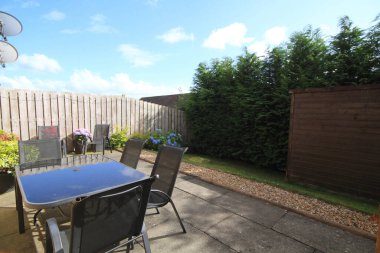 Sandalyeli arka bahçe