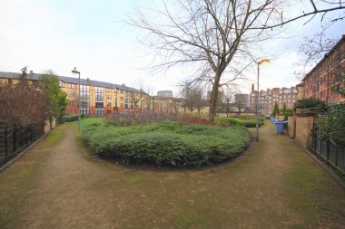 yolu olan bir bahçe alanı.