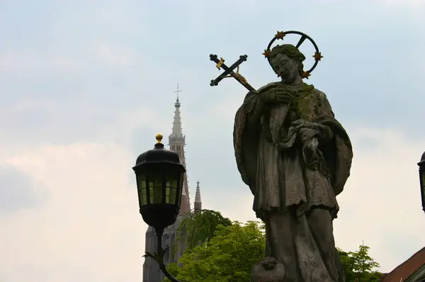 Religiöse Steinstatue Mit Kruzifix Und Dornenkrone Brüssel Belgien — Stockfoto