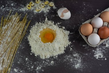 Domatesli İtalyan makarnası, fesleğen ve yağ, üst manzara.