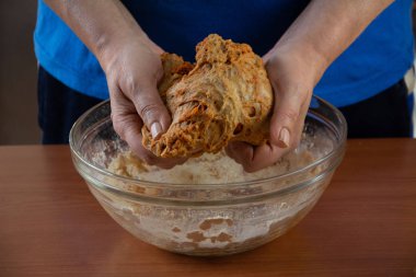 Olgun kadın evde seitan pişirme işlemi yapıyor. Evde vegan et seitan nasıl hazırlanır