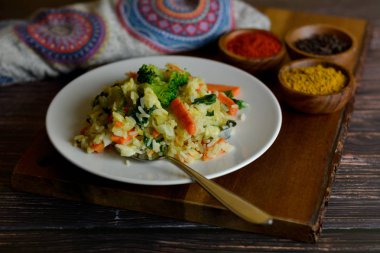 Köri ve sebze ile Basmati pirinç