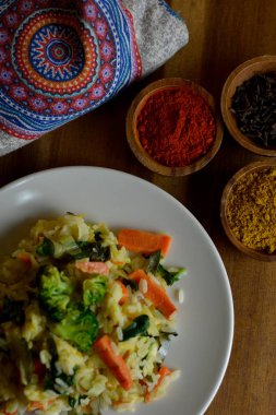 Köri ve sebze ile Basmati pirinç