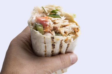 Beyaz arka plan üzerinde elinde Shaverma. hünkar. lezzetli sulu Shawarma