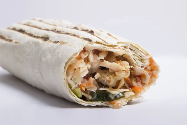 Shaverma Beyaz Bir Arka Plan Üzerinde Hünkar Lezzetli Sulu Shawarma - Stok İmaj