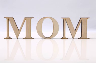 Anne ahşap harfler beyaz bir arka plan üzerinde izole